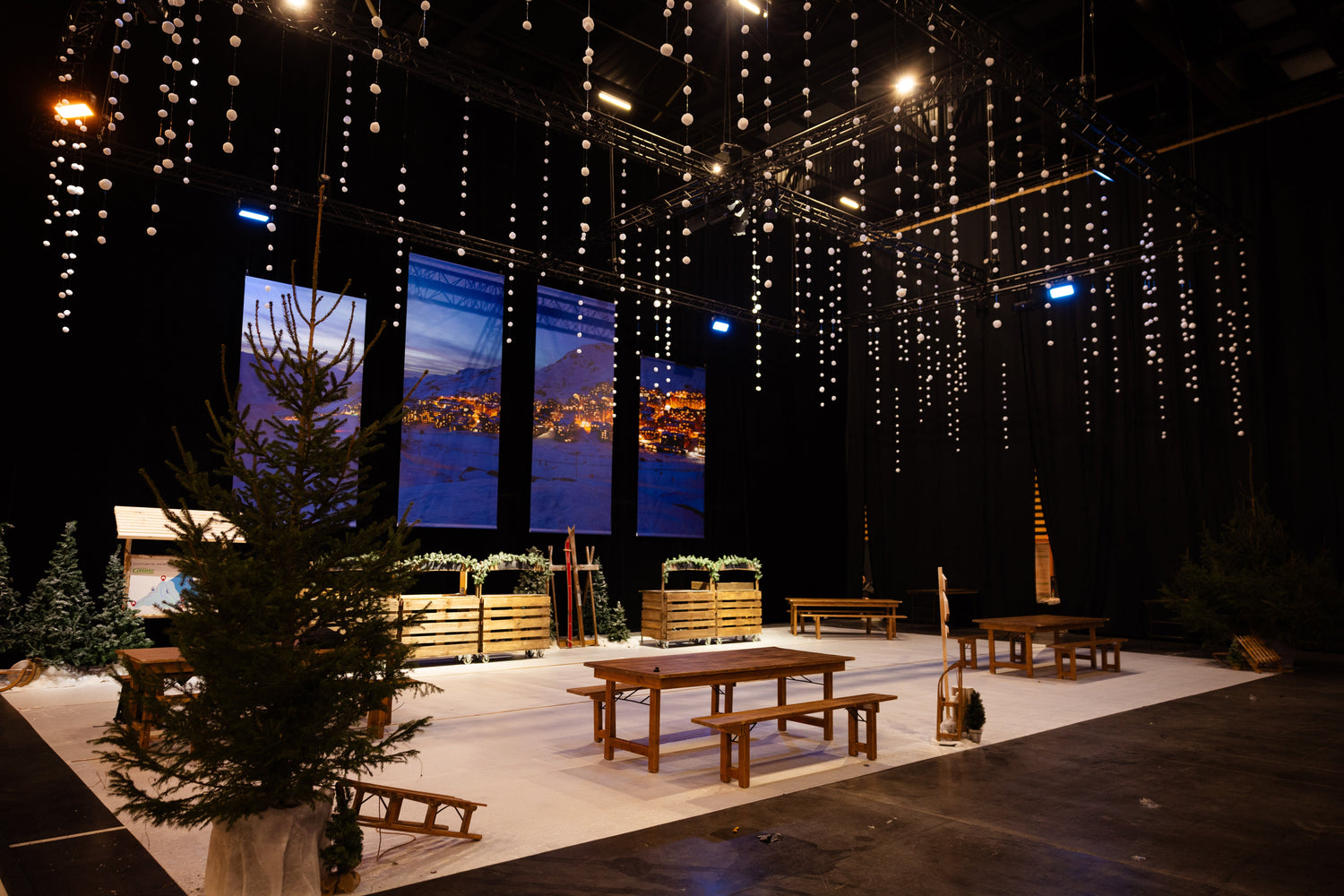 alt="Décor événementiel ambiance station de ski avec sapins et signalétique – location déco hiver Lyon Paris"