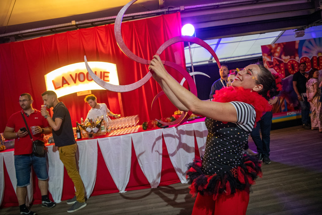 alt="Scène fête foraine décorée en rouge et blanc - location Lyon Paris"