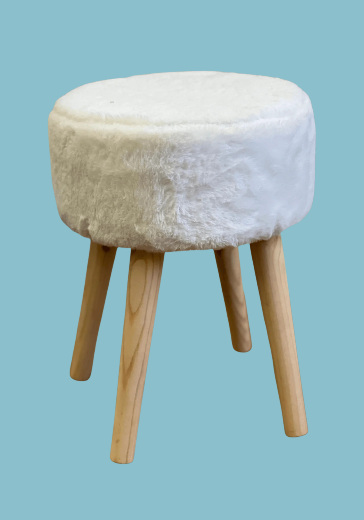 pouf-tabouret-en-fourrure-blanche-les-locations-du-tandem-1