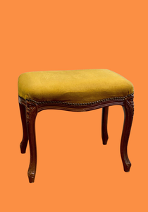 location-pouf-repose-pied-en-velours-jaune-vintage-lyon