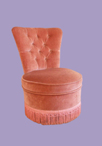 location-faiteuil-crapaud-vintage-rose-franges-velours-ancien-design-assise-lyon