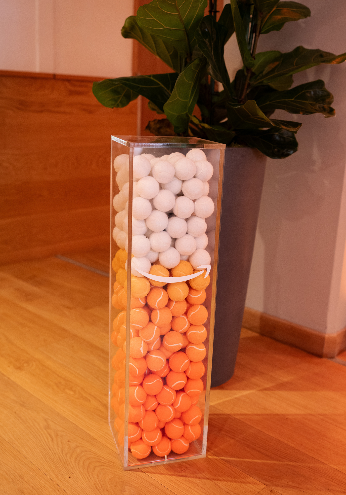 Colonne en plexi de balle de tennis
