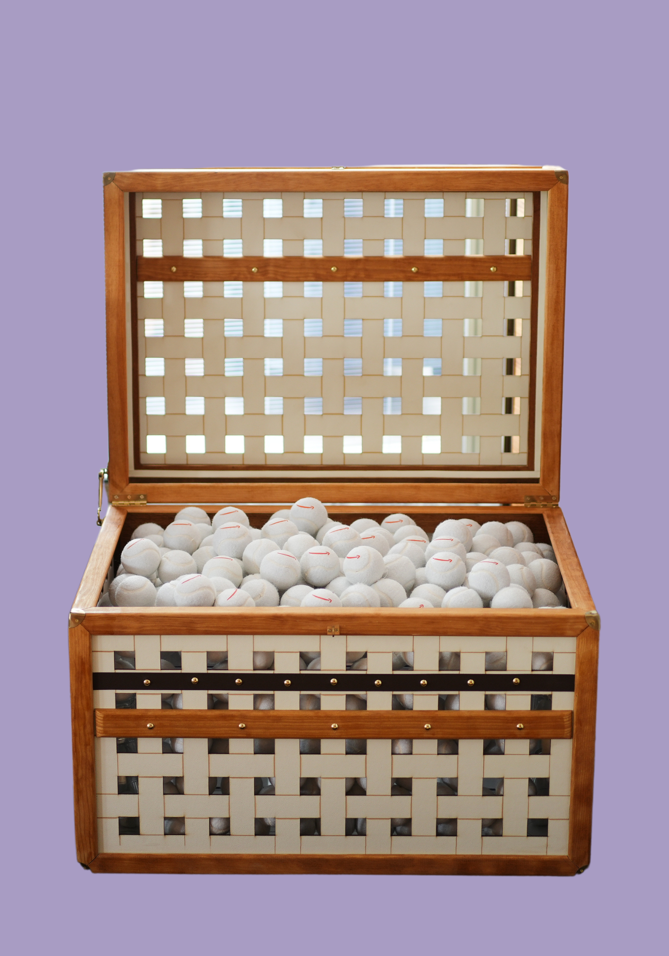 Malle remplie de balles de tennis