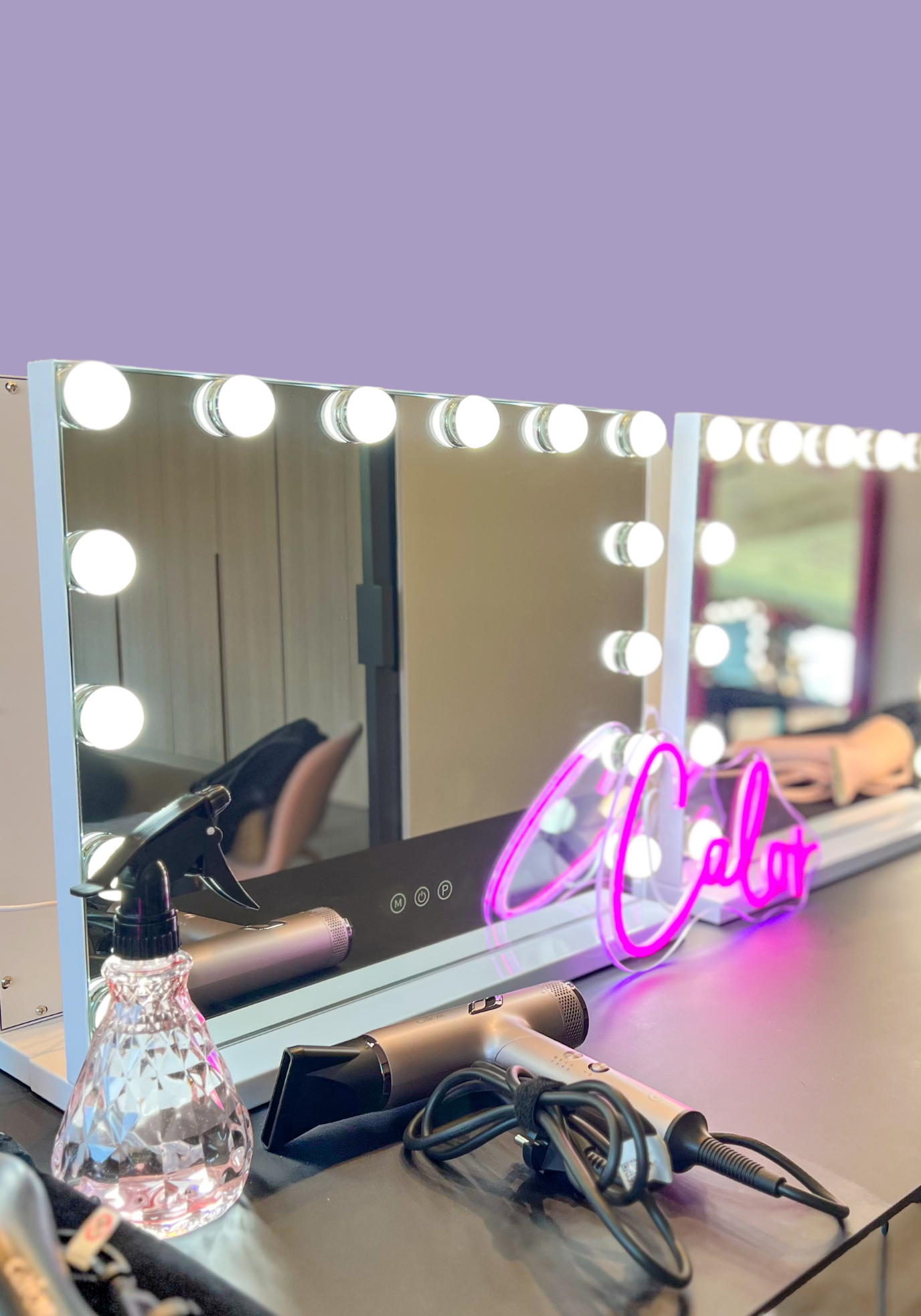 Miroir de maquillage sur table