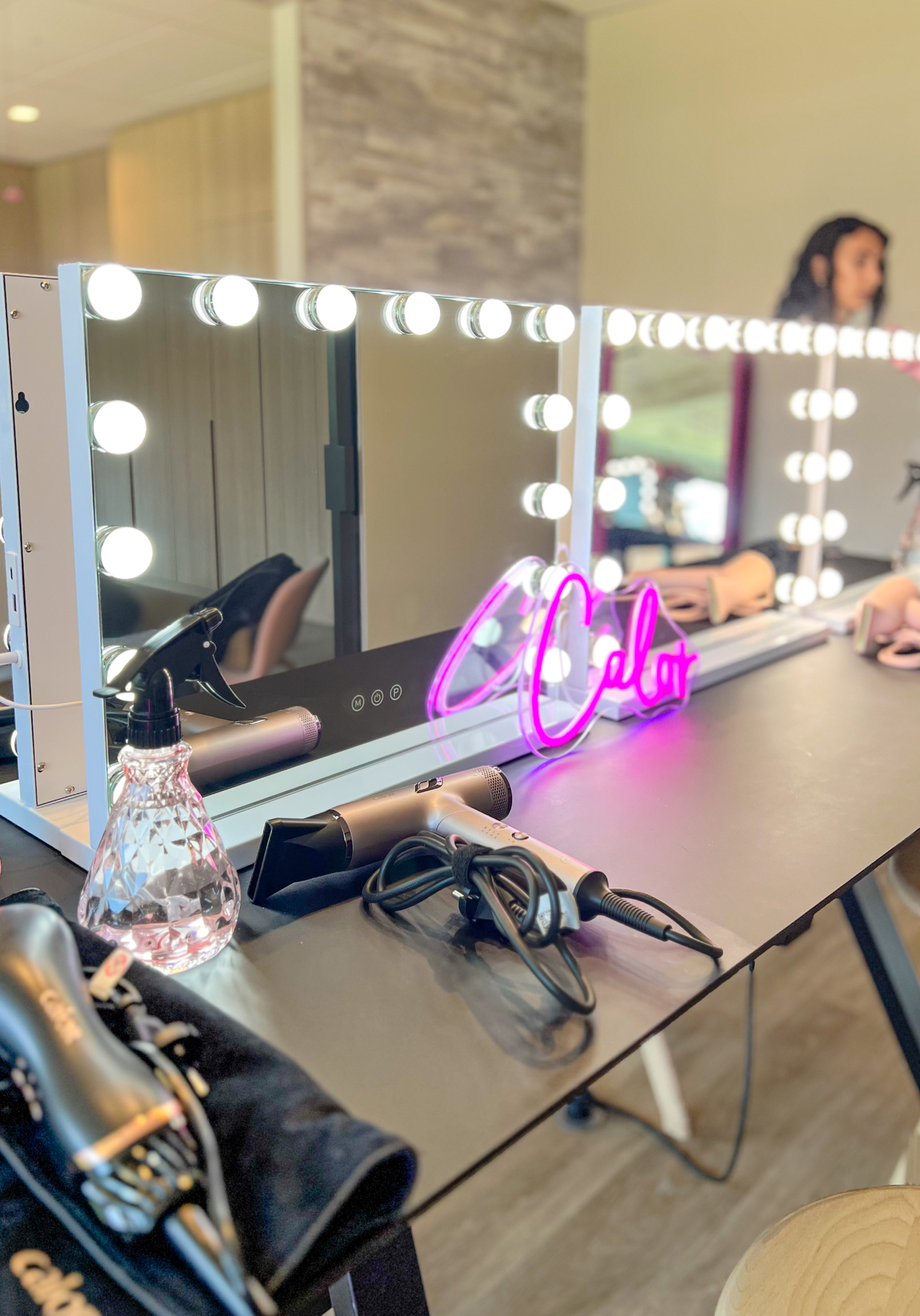Miroir de maquillage sur table