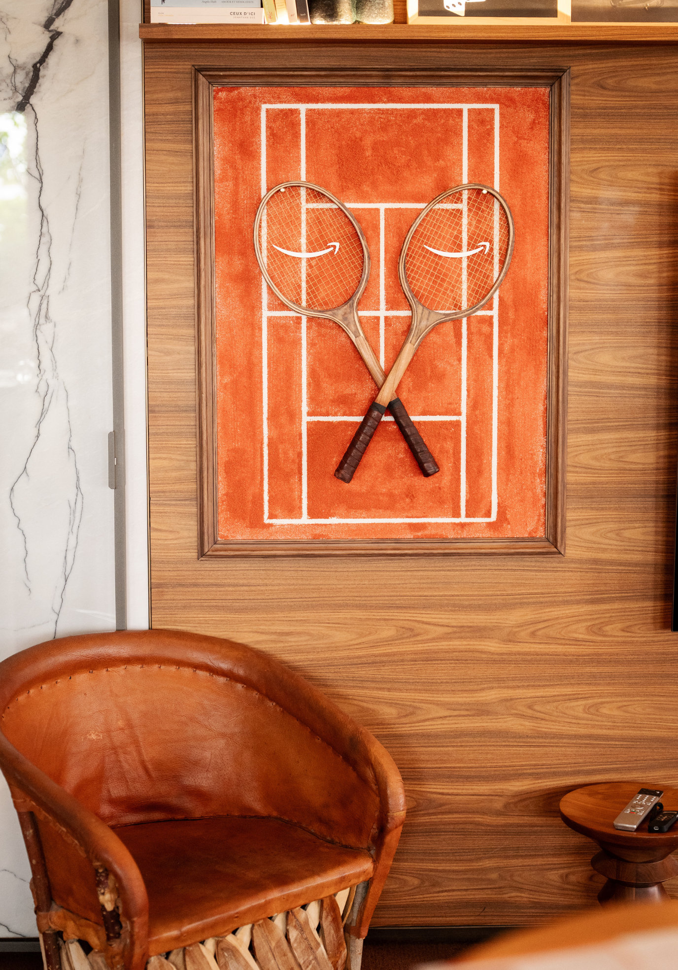 Tableau en terre battue et raquette vintage