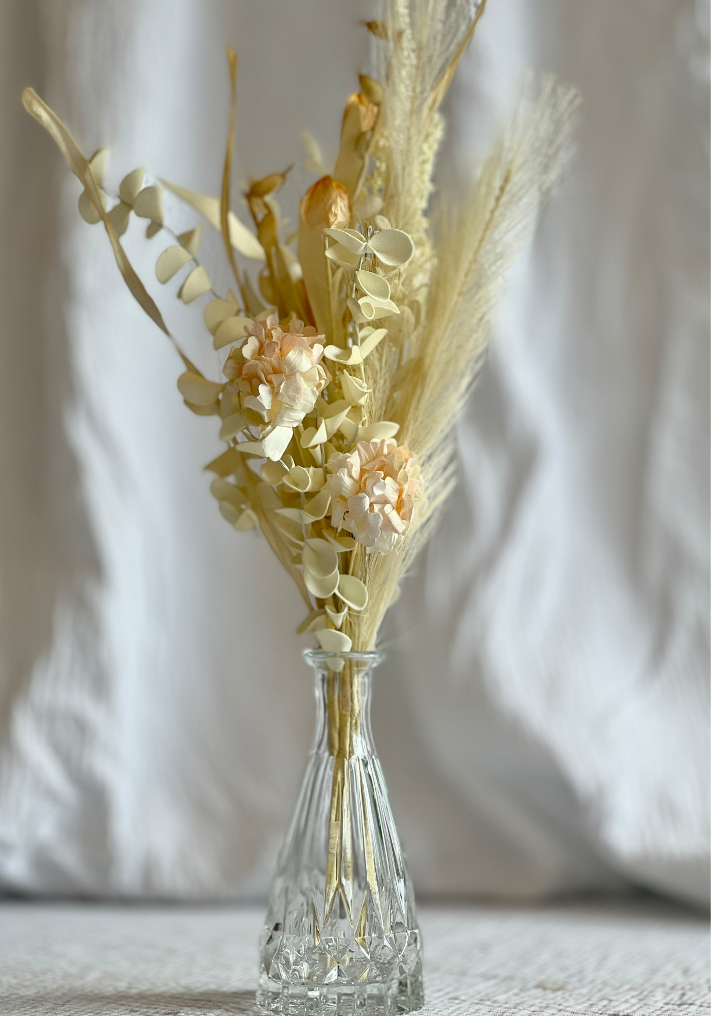 Petit bouquet de fleurs séchées et artificielles, coloris écru et corail
