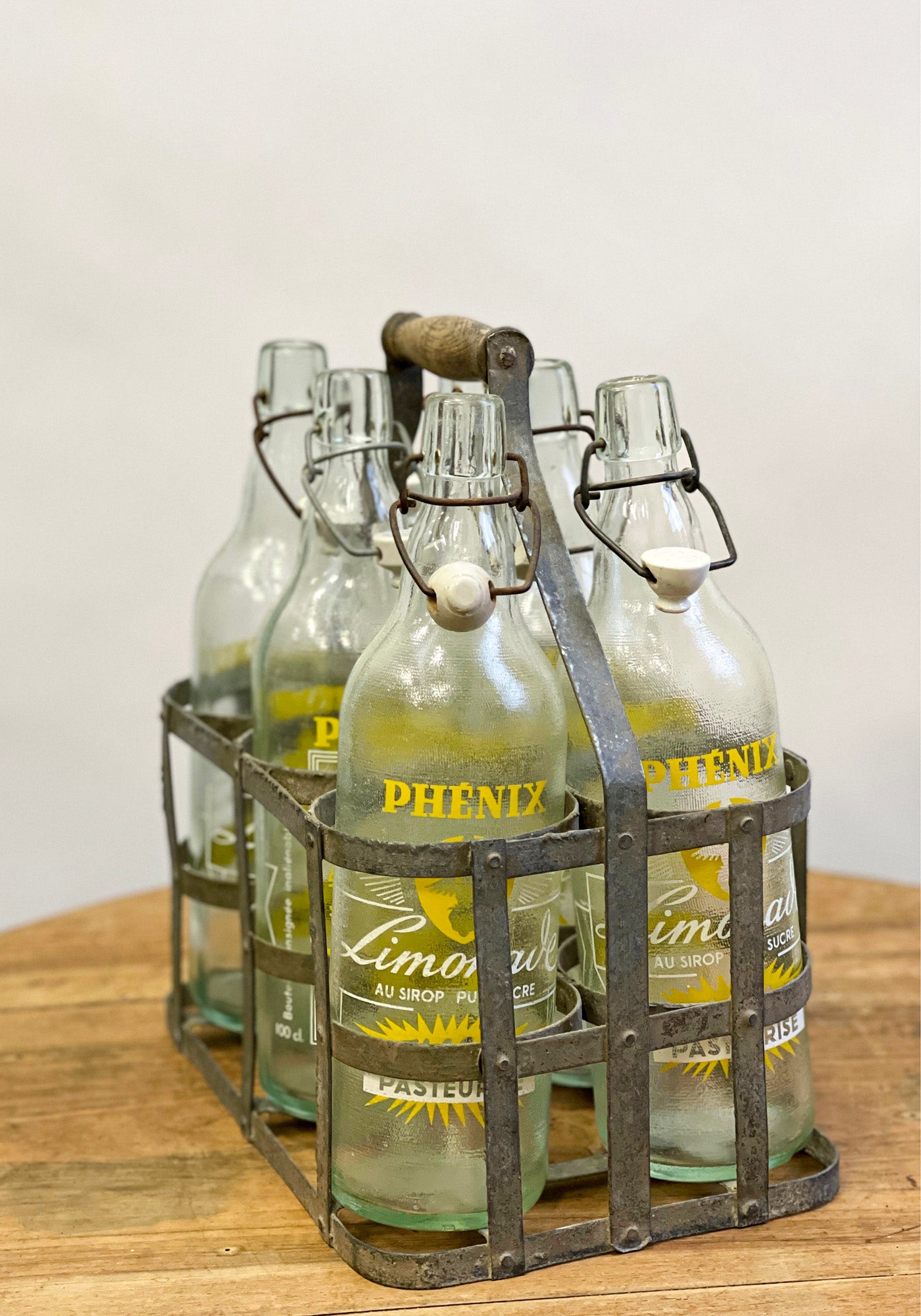 Casier à bouteilles vintage - avec 6 bouteilles à limonades vintage jaune