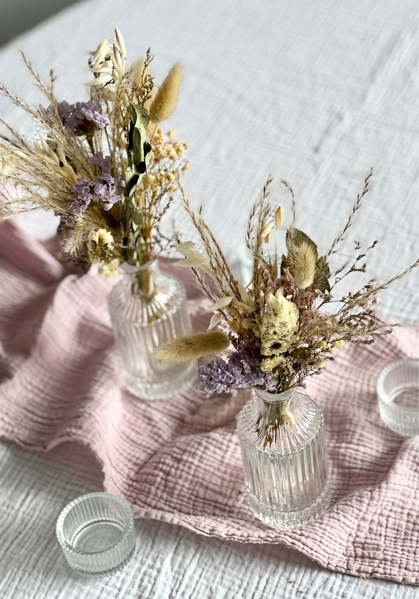 Petit bouquet de fleurs séchées écrues, blanches, violine (lilas, violet)
