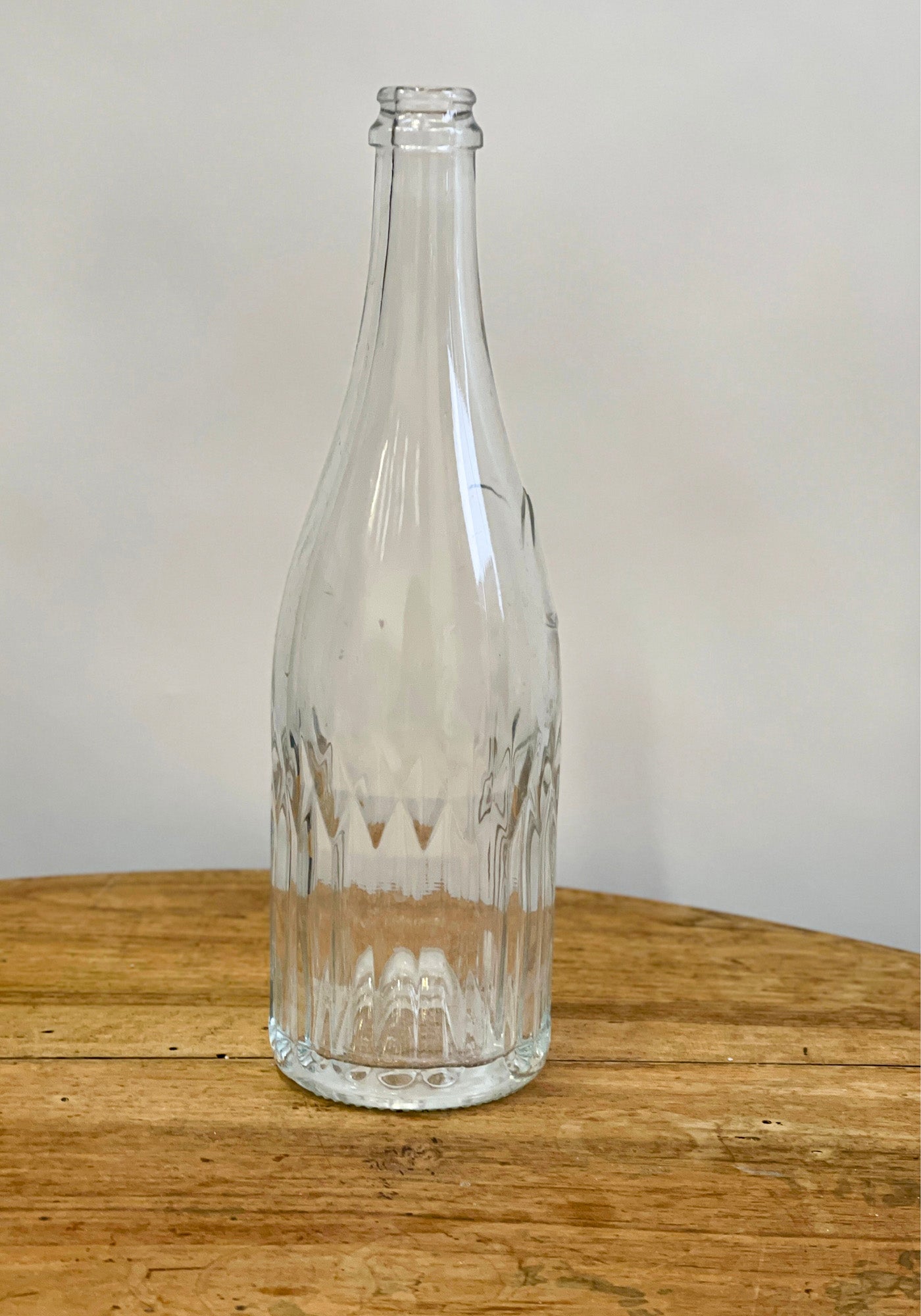 Grande bouteille transparente à motifs