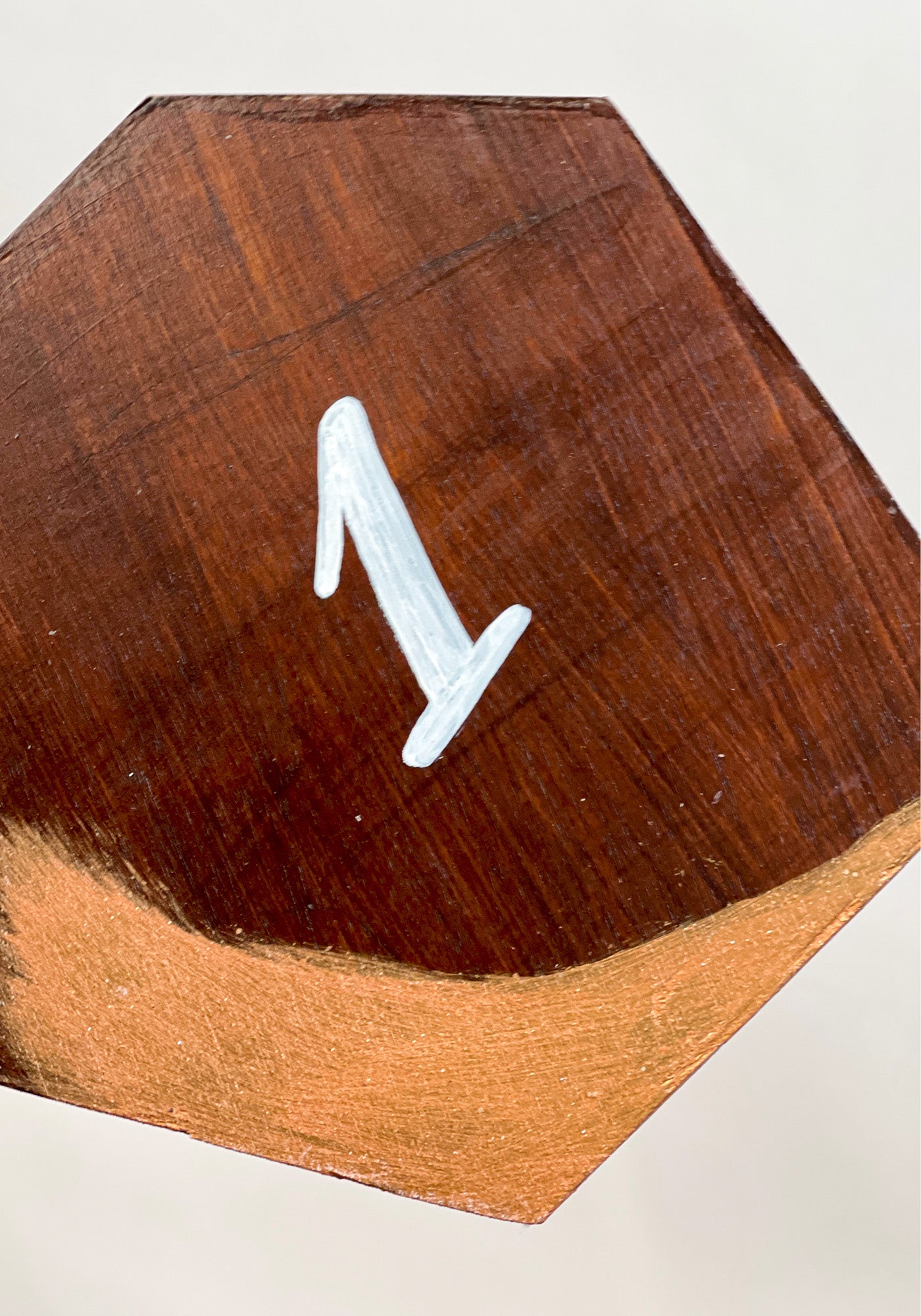 Lot de 21 numéro de table blanc et cuivré, forme géométrique