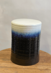 location-pouf-bout-de-canape-bicolore-en-ceramique-bleu-et-blanc-lyon