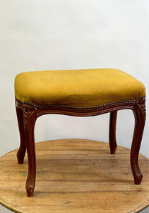location-pouf-repose-pied-en-velours-jaune-vintage-lyon